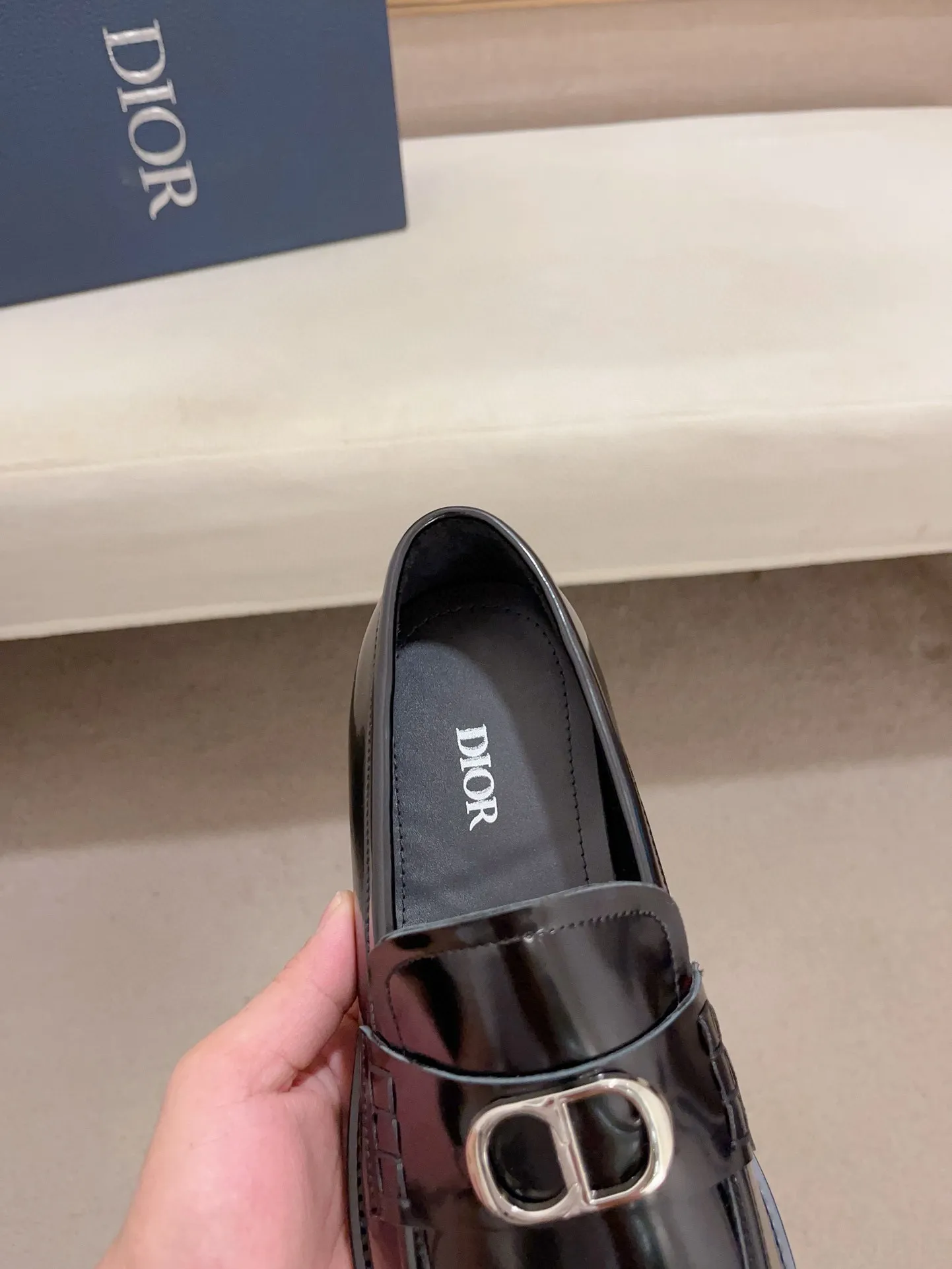 Men's shoes 💰: 560💰 High-end version of Dior Dior's new series. Famous actors and internet celebrities wear super popular designs. The sculptures of French artist Niki de Saint Phalle are designed as rings. Material: Imported original material ➕Painted cowhide Foot pads: cowhide Outsole: Rubber outsole Men's shoe size: 38~44 Can be customized to size 45